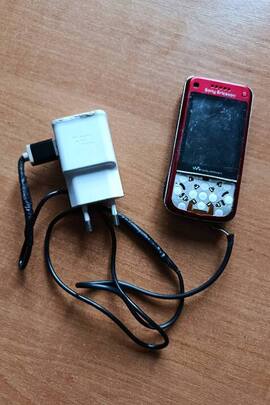 Конфіскація майна за рішенням суду: мобільний телефон марки "Sony Ericsson" та зарядний пристрій до нього (б/в)