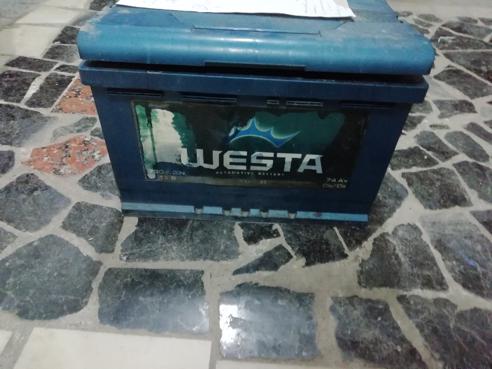 Автомобільний акумулятор з надписом WESTA 74, синього кольору,б/у.