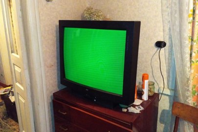 Телевізор  марки  LOEWE,  моделі Concept 84-100 , б/у, серійний номер 05586, чорного кольору