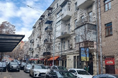 Чотирикімнатна квартира, загальною площею 620,7 кв.м., житловою площею 82,4 кв.м., за адресою: м.Київ, вул. Софіївська 4, кв.43
