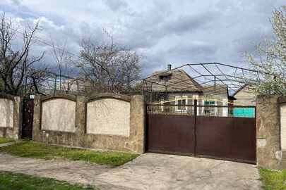 Житловий будинок, загальною площею 144,8 кв.м, та земельна ділянка площею 0,25 га, кадастровий номер: 5120882000:02:004:0401, за адресою: Одеська область, Білгород-Дністровський район, с. Випасне, вулиця Кишинівська, 164