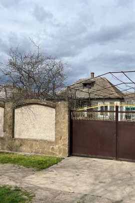 Житловий будинок, загальною площею 144,8 кв.м, та земельна ділянка площею 0,25 га, кадастровий номер: 5120882000:02:004:0401, за адресою: Одеська область, Білгород-Дністровський район, с. Випасне, вулиця Кишинівська, 164