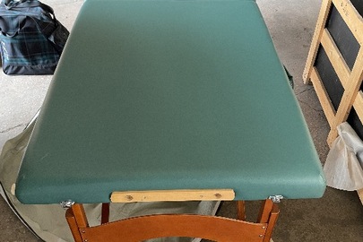 Стіл масажний складний, переносний, зеленого кольору з підголівником, МТ 652-080, б/в, кількість 1