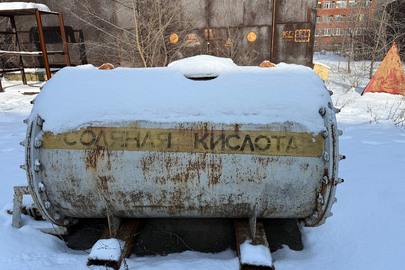 Резервуар для зберігання соляної кислоти, інв. №11254 (9), металевий, сірого кольору з написом “Соляна кислота", що знаходиться за адресою: м. Запоріжжя, Дніпровське шосе, 9