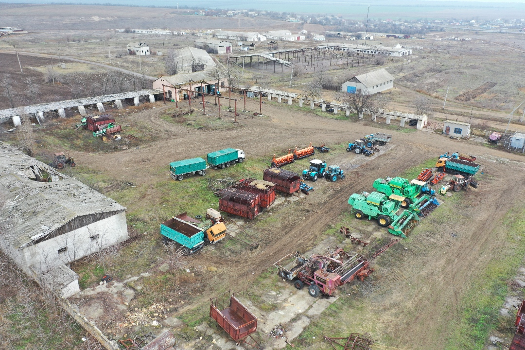 Тракторна бригада, загальною площею 2069,3 кв. м., за адресою: Одеська область, Лиманський район, с. Каїри, вул. Нагірна № 4