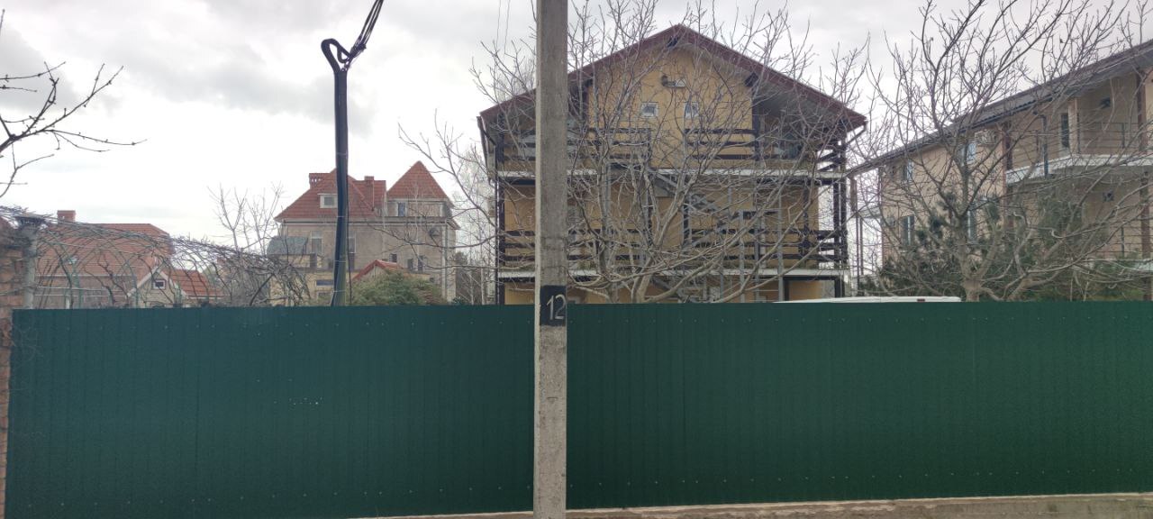 Житловий будинок - садибного типу з господарчими будівлями і спорудами, загальною площею 218 кв.м. та земельна ділянка площею 0,092 га, КН: 5110800000:02:002:0037, за адресою: Одеська обл., м. Чорноморськ, вулиця Одеська, 28