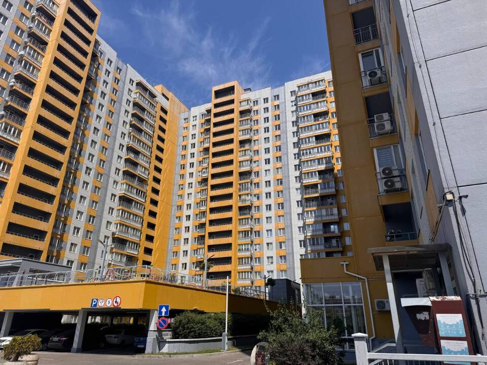 1/4 частка майнових прав на 3-кімнатну квартиру, загальною площею 95,50 кв.м., що розташована за адресою: Одеська обл., м.Одеса, вул. Михайлівська, 8/8, кв. 122