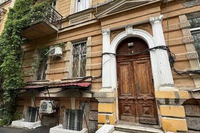 1/5 частка 3-кімнатної квартири, заг. пл. 110,2 кв.м., житл. пл. 66,1 кв.м.,  за адресою: Одеська обл., м. Одеса, вул. Університетська (Єлісаветинська), буд. 21, кв. 31