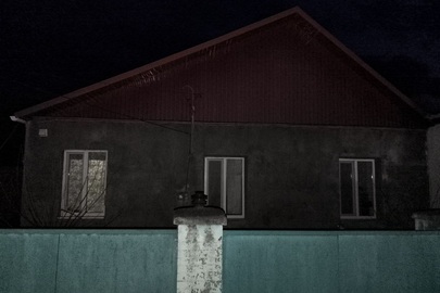 Житловий кам'яний будинок по літ. А, заг. пл. 63,7 кв.м, житл. пл. 34,9 кв.м з надвірними господарськими та побутовими будівлями та спорудами, за адресою:Миколаївська обл., Вознесенський р. (кол. Веселинівський р.), смт. Веселинове, вул. Набережна, буд. 41