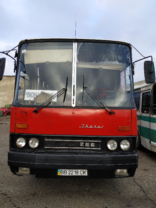 Автобус: IKARUS 256 (пасажирський), 1986 р.в., червоного кольору, ДНЗ ВВ2218СК, номер шасі : 25650Е19861008