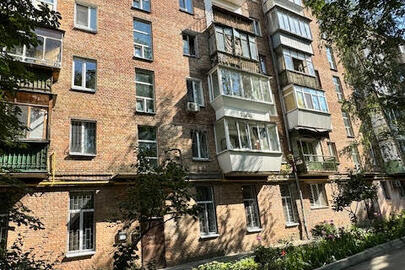 1/3 частка двокімнатної квартири № 8, загальною площею 44,03 кв.м., що розташована за адресою: м. Київ, проспект Повітряних Сил (стара назва проспект Повітрофлотський), буд.12