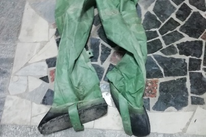 Забрідний гумовий костюм зеленого кольору бувший у використанні
