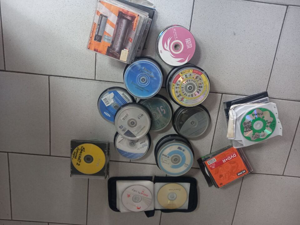 DVD диски з аудіо та відео творами, комп'ютерними іграми в кількості 160 штук