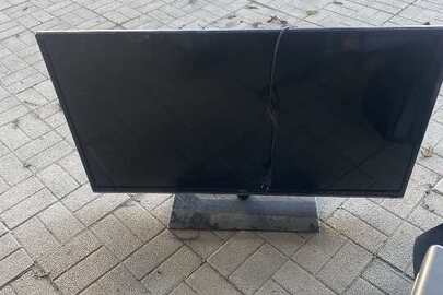 Телевізор TCL, модель 50E5000F3D, чорного кольору, б/в; пульт від телевізора чорного кольору, б/в