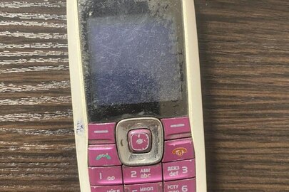 Мобільний телефон білого кольору з сірими та філетовими вставками марки "Nokia" моделі 2626, б/в