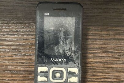 Мобільний телефон чорного кольору марки MAXVI моделі С20 з акумуляторною батареєю BL-5СВ, б/в