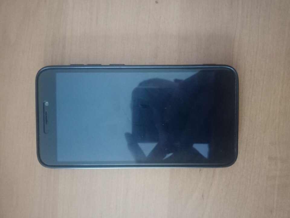 Мобільний телефон (смартфон) чорного кольору марки Xiaomi Redmi 4X об'єм пам'яті: 16GB у чохлі чорного кольору з Флеш носієм Transsend 16GB б/в