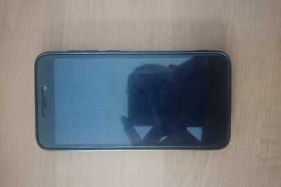 Мобільний телефон (смартфон) чорного кольору марки Xiaomi Redmi 4X об'єм пам'яті: 16GB у чохлі чорного кольору з Флеш носієм Transsend 16GB б/в