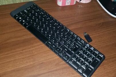 Клавіатура бездротова Logitech к 220, чорного кольору, б/в