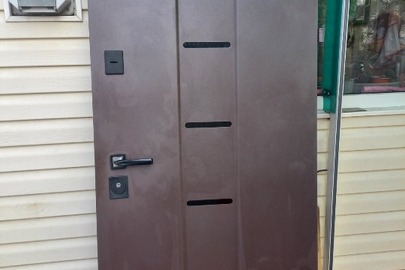 Вхідні металеві двері з коробкою, б/в, у дуже доброму стані та придатні для подальшого використання