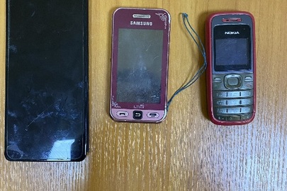 Мобільні телефони в кількості 3 штуки