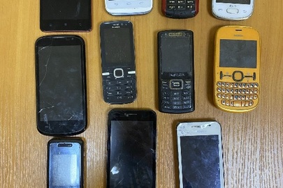 Мобільні телефони в кількості 11 штук