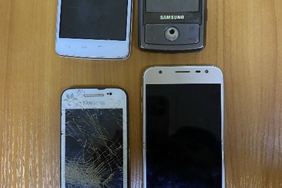 Мобільні телефони різних торгових марок в кількості 4 штуки