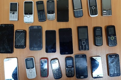 Мобільні телефони в кількості 24 штуки