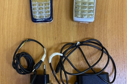 Мобільні телефони в кількості 2 штуки та зарядні пристрої до мобільних телефонів в кількості 2 штуки