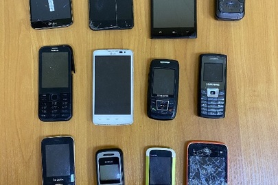Мобільні телефони в кількості 12 штук