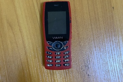 Мобільний телефон «VIAAN»червоного кольору ,без батареї живлення ,ІМЕІ якого встановити не вдалось
