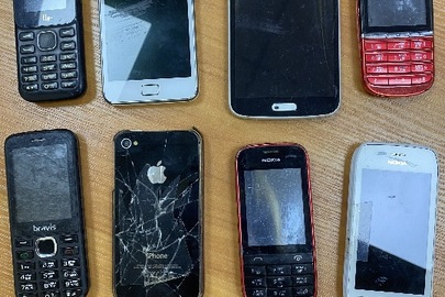 Мобільні телефони в кількості 8 шт: «Samsung», «Samsung», «iPhone», «Bravis», «Fly», «Nokia», «Nokia», «Nokia»