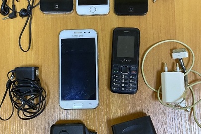 Мобільні телефони в кількості 5 шт: «Iphone», «Samsung», «myPhone» , «Iphone», «Iphone», 5 зарядних пристроїв, 5 USB продовжувачів та 2 пари навушників