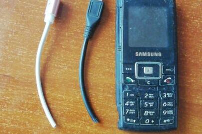 Мобільний телефон "Самсунг" ІМЕІ 35991301779382/0,  плата зарядного пристрою та два штекери до даного пристрою