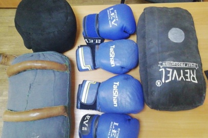 Дві пари боксерских рукавичок, дві боксерських лапи та один боксерський шолом