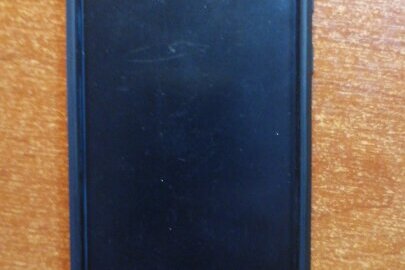 Мобільний телефон «Samsung» у чохлі чорного кольору, бувший у використанні
