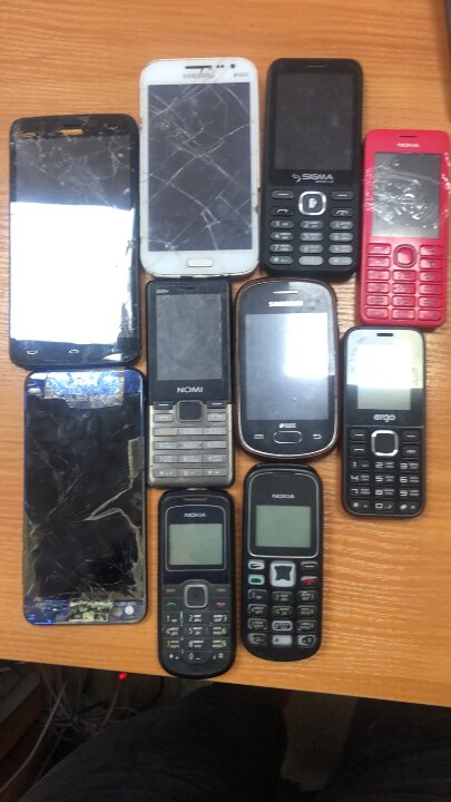 Мобільні телефони в кількості 10 штук