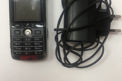Мобільний телефон торгової марки «Соні Еріксон»,імей:35655400-563371-0-06 та зарядний пристрій до нього – чорного кольору 
