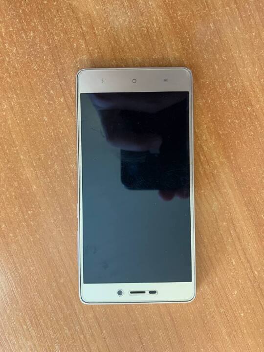 Мобільний телефон Xiaomi Redmi 4 у корпусі білого кольору, стан роботи невідомий