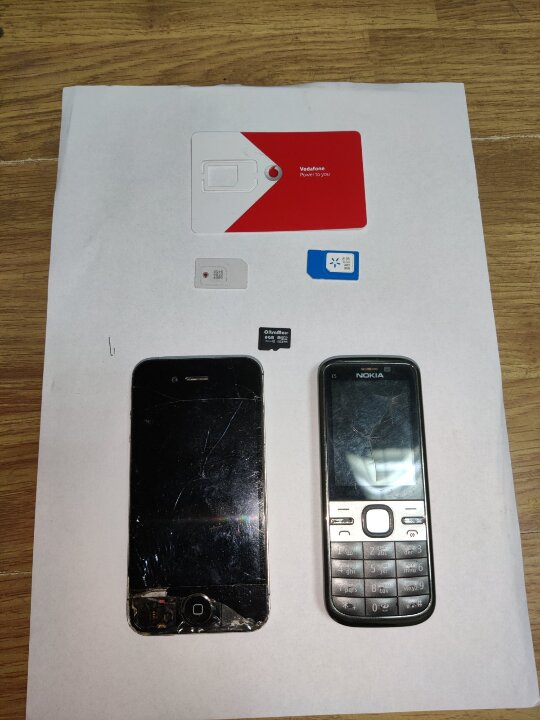 Мобільний телефон марки «Нокіа» С 5», мобільний телефон марки «Айфон 4 s », карта пам’яті об’ємом 8 ГБ