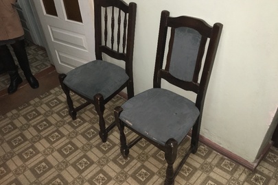 2 дерев’яних стільці, з м’якою оббивкою