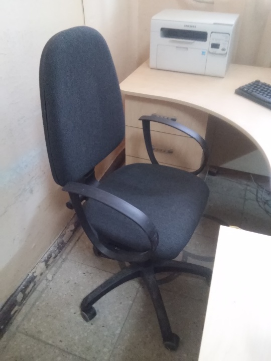 Крісло офісне (3 шт.), крісло офісне (1 шт.), крісло-вертушка  (2 шт.)