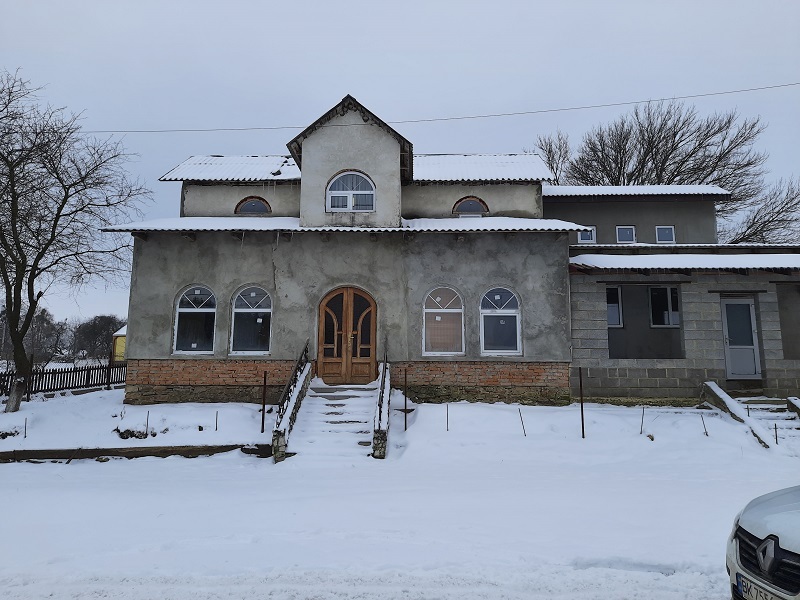 ІПОТЕКА. Будинок житловий з господарськими будівлями загальна площа 112,8 м.кв., та  земельна ділянка загальна площа 0.0538 га, кадастровий номер:  5621685400:01:005:0001, адреса: Рівненська область, Дубенський район, с. Повча, вул. Рикуна, буд. 29а