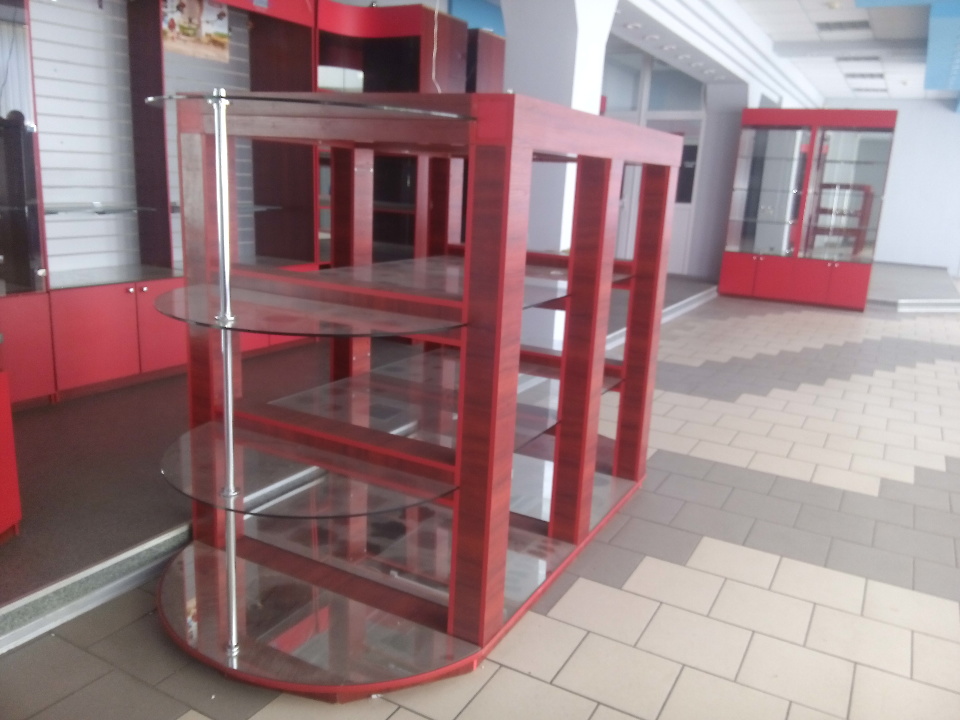 Стелаж-вітрина, на шести ножках-опорах, коричневого кольору