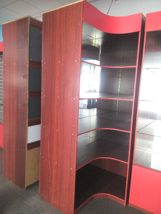 Вугловий стелаж для торгівлі, червоного кольору