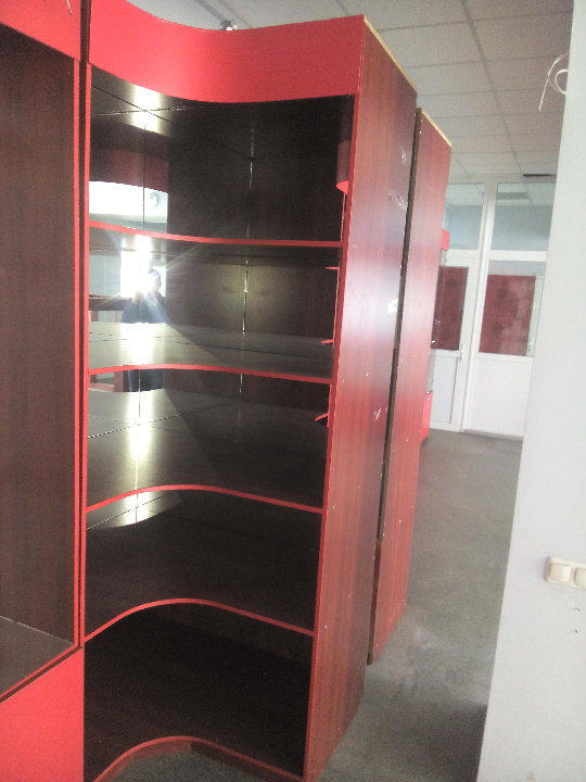 Вугловий стелаж для торгівлі, який складається з чотирьох поличок