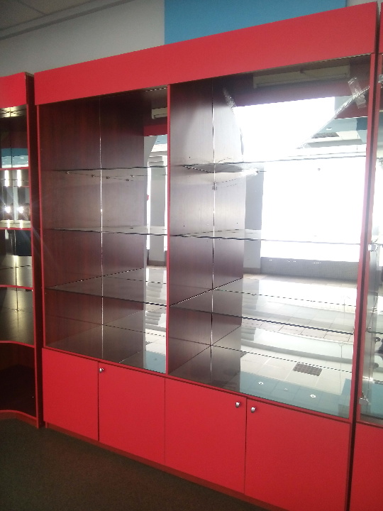 Стелаж для торгівлі, червоно-коричневого кольору, розділений перегородкою на два відділення