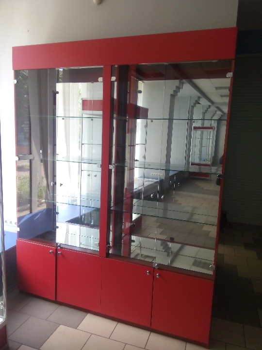 Стелаж для торгівлі, червоного кольору, розділений вертикальною перегородкою на два відділення