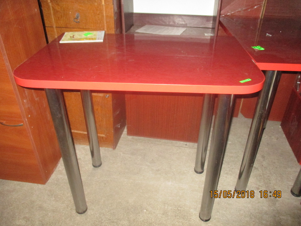 Стіл червоного кольору з чотирма керамічними ножками, 2 шт.