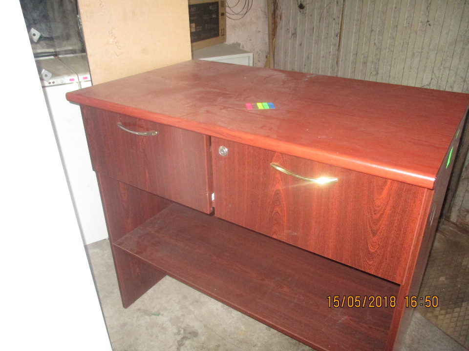 Стіл темно-коричневого кольору, з однією поличкою та двома висувними шухлядами